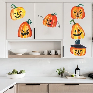 Dettaglio di sei decalcomanie di zucca ad acquerello su armadietti bianchi da cucina