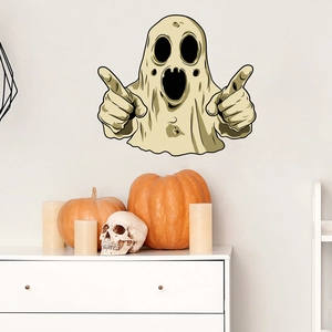 Détail d'un sticker mural fantôme effrayant dans un décor de chambre pour Halloween