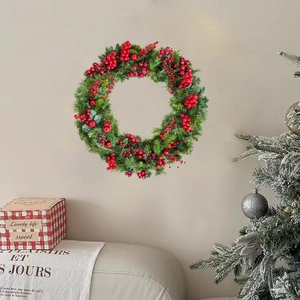 Couronne de Noël avec baies rouges et aiguilles de pin suspendue pour décor de fête maison