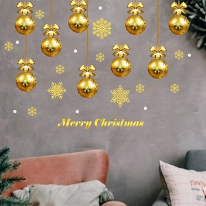 Goldene Frohe Weihnachten Wandaufkleber mit Schneeflocken und Kugeln über einem gemütlichen Sofa