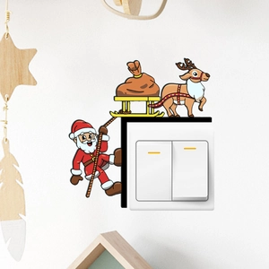 Détail des stickers 3D de Noël Père Noël et rennes sur un interrupteur mural