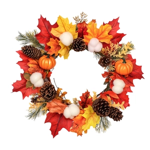 Couronne d'automne aux feuilles d'érable rouges, pommes de pin et citrouilles