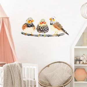 Detalle macro de tres pájaros de acuarela en una rama de vinilo de pared en una habitación infantil