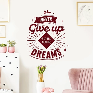 Detail der inspirierenden Wandtattoo 'Never Give Up' in Burgunderrot für die Wohnung