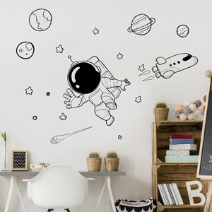 Stickers muraux espace noir avec astronautes et planètes dans une chambre d'enfant