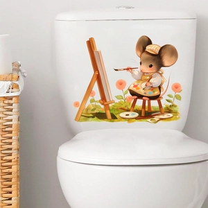 Dettaglio dell'adesivo murale con topo pittore applicato sul serbatoio del WC in ceramica