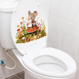 Vista dettagliata di un adesivo a topo con fiori su un coperchio di WC bianco