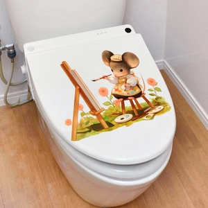 Dettaglio adesivo decorativo con topo pittore e fiori rosa su coperchio WC bianco