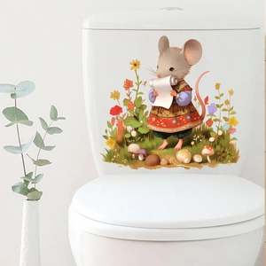 Dettaglio dell'adesivo illustrato con topo e fiori applicato su una cassetta WC bianca