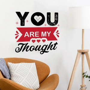 Stickers muraux romantiques avec cœur et lettres au-dessus d'un canapé dans un salon