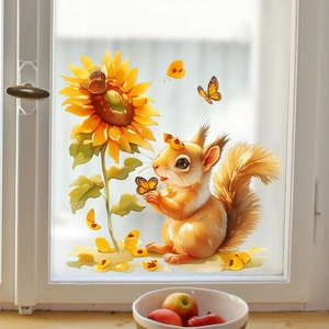 Détail d'autocollant de fenêtre avec tournesol, écureuil et papillon sur vitre décorée
