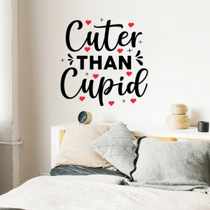 Détail de l'autocollant mural Cuter THAN Cupid avec cœurs rouges au-dessus du lit