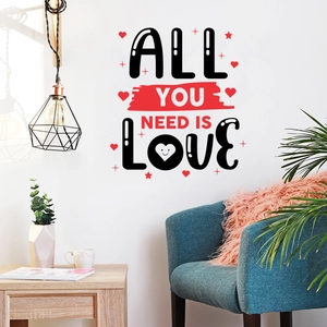 Détail du sticker mural All You Need Is Love avec cœurs dans un salon de style moderne