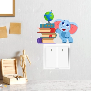 Détail d'un sticker mural éléphant bleu mignon à côté d'un interrupteur de chambre d'enfant