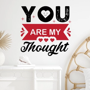 Détail d'un sticker mural romantique avec lettrage 'YOU ARE MY Thought' et coeurs