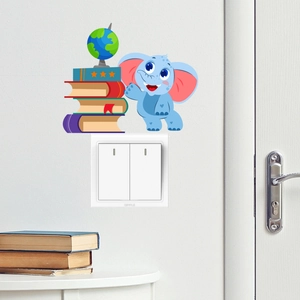 Détail d'un autocollant mural éléphant mignon au-dessus d'un interrupteur mural