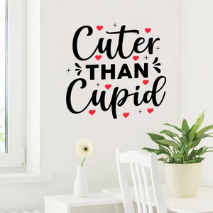 Détail du sticker mural Cuter THAN Cupid avec cœurs rouges sur un mur blanc