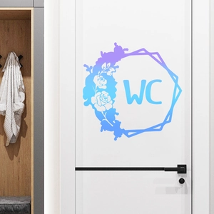 Sticker de porte WC floral bleu et violet avec couronne de roses élégante sur porte blanche