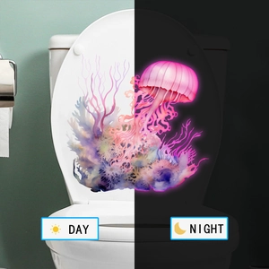 Adesivo per WC con medusa luminosa e confronto tra effetto giorno e notte