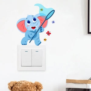 Sticker mural éléphant bleu mignon avec papillons colorés sur interrupteur mural