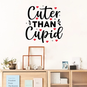 Détail du sticker mural 'Cuter THAN Cupid' avec cœurs rouges en décor intérieur