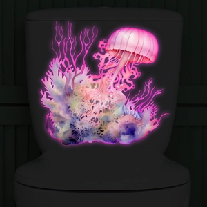 Dettaglio di un adesivo da parete con medusa rosa luminosa su un serbatoio WC scuro