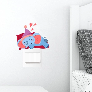 Gros plan d'un autocollant mural éléphant bleu dormant au-dessus d'un interrupteur
