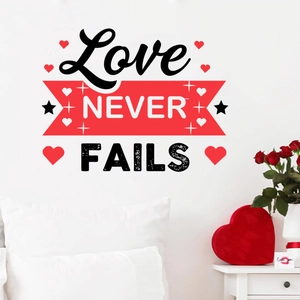Détail du sticker mural romantique Love NEVER FAILS avec cœurs rouges sur mur