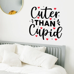 Détail du sticker mural de chambre 'Cuter THAN Cupid' avec des cœurs rouges