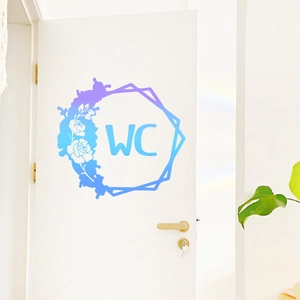 Sticker de porte WC floral avec couronne de roses bleu-violet sur fond blanc
