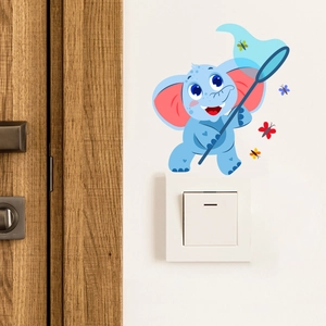 Sticker mural petit éléphant bleu avec papillons colorés pour décor d'interrupteur