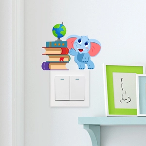 Détail d'un autocollant mural éléphant de dessin animé sur un interrupteur blanc