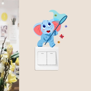Détail de l'autocollant mural éléphant bleu avec papillons colorés près d'un interrupteur