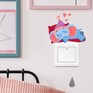 Détail d'un autocollant d'éléphant mignon dormant placé au-dessus d'un interrupteur