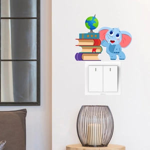 Détail d'un autocollant mural éléphant mignon avec des livres colorés près d'un interrupteur