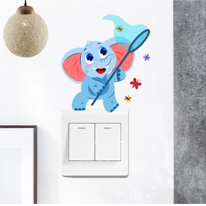 Vue détaillée d'un autocollant mural éléphant bleu mignon autour d'un interrupteur blanc