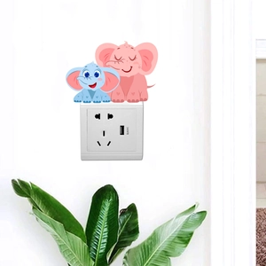 Detail eines niedlichen Elefanten-Wandstickers auf einer weißen USB-Steckdose mit 5 Löchern