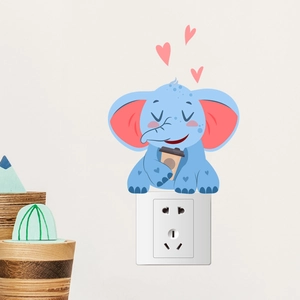 Süßer blauer Elefant Wandaufkleber mit Kaffee und Herzen über weißem Lichtschalter
