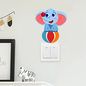 Detailansicht eines süßen blauen Elefanten-Wandstickers über einem weißen Lichtschalter