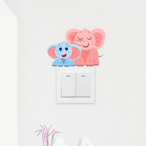 Nahaufnahme von niedlichen rosa und blauen Elefanten-Aufklebern auf einem Lichtschalter
