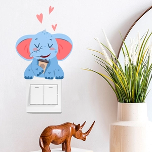 Nahaufnahme von niedlichem blauem Elefant Wandtattoo über einem Schalter in weißem Zimmer