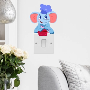 Detail eines Wandaufklebers mit Cartoon-Elefant und Kochmütze an einem Lichtschalter