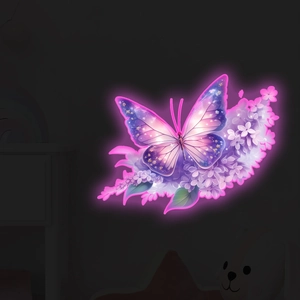 Détail d'un autocollant mural papillon violet avec effet de lumière néon florale