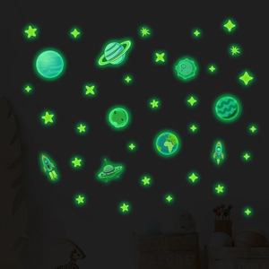 Adesivi Murali Luminosi Spazio Pianeti Stelle Cartone Animato Razzo UFO Decalcomanie in PVC Per Cameretta Bambini Decorazione