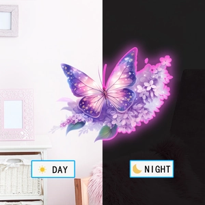 Sticker mural lumineux montrant des papillons violets avec effet jour et nuit contrasté