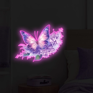Détail d'un néon LED papillon et fleurs sur le mur d'une chambre violette