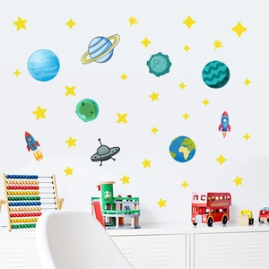 Dettaglio a parete di adesivi luminosi a cartone animato con pianeti e stelle per bambini