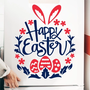 Detailaufnahme von Frohe Ostern Aufklebern mit bunten Eiern und Hasenohren am Kühlschrank
