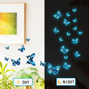 Autocollants papillons bleus lumineux montrant l'effet entre le jour et la nuit noire