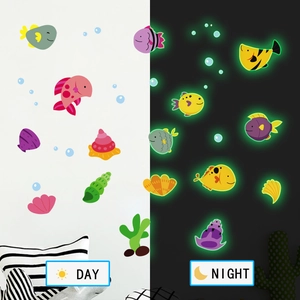 Stickers muraux poissons lueur montrant le contraste entre le jour et l'effet de nuit